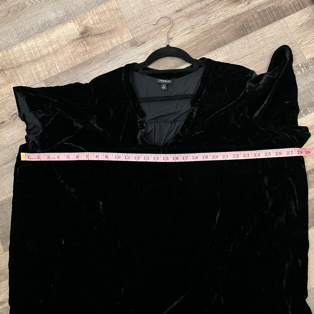 Torrid black crushed velvet top short sleeves size 4 EUC - Picture 7 of 7